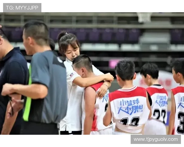 塞尔维亚教练团队深入绿军学习提升球员服务与教练协作效率